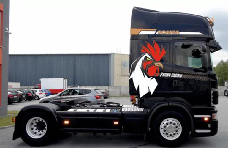 Ciężarówka z kurczakiem na kabinie